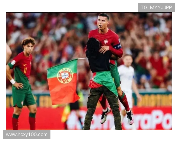 球迷疯狂冲入赛场抢夺C罗球衣引发热议成欧冠奇葩瞬间 球迷疯狂冲入赛场抢夺C罗球衣引发热议成欧冠奇葩瞬间